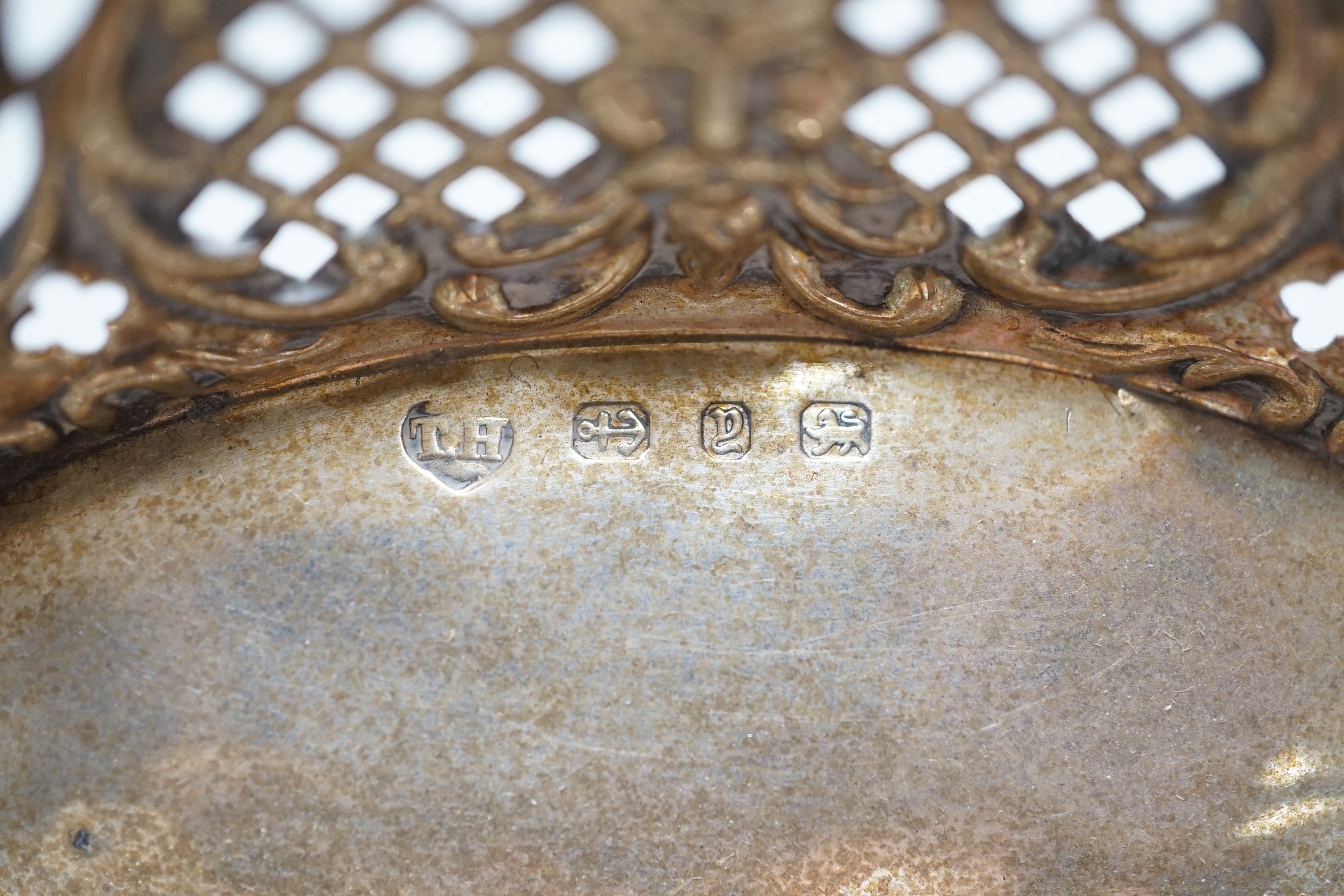 Two small oval pieced silver bonbon dishes, Birmingham, 1898, 13cm and smaller German 800 standard.